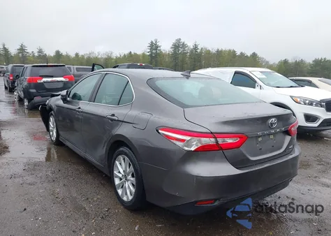 2020 Toyota Camry Le z USA, uszkodzony, nr VIN 4T1C11AK9LU996830